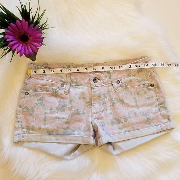 Bullhead ❤ Roll Cuff Floral Jean Shorts Stretch

3 - Picture 6 of 7